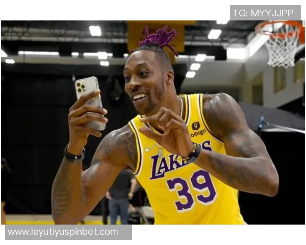 霍华德晒与佩林卡合照及39号球衣照为湖人加油展现归队决心